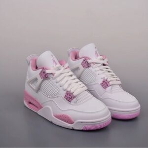 Air Jordan 4 Retro Pink Oreo.